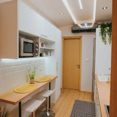New Cozy By The Sea Apartment